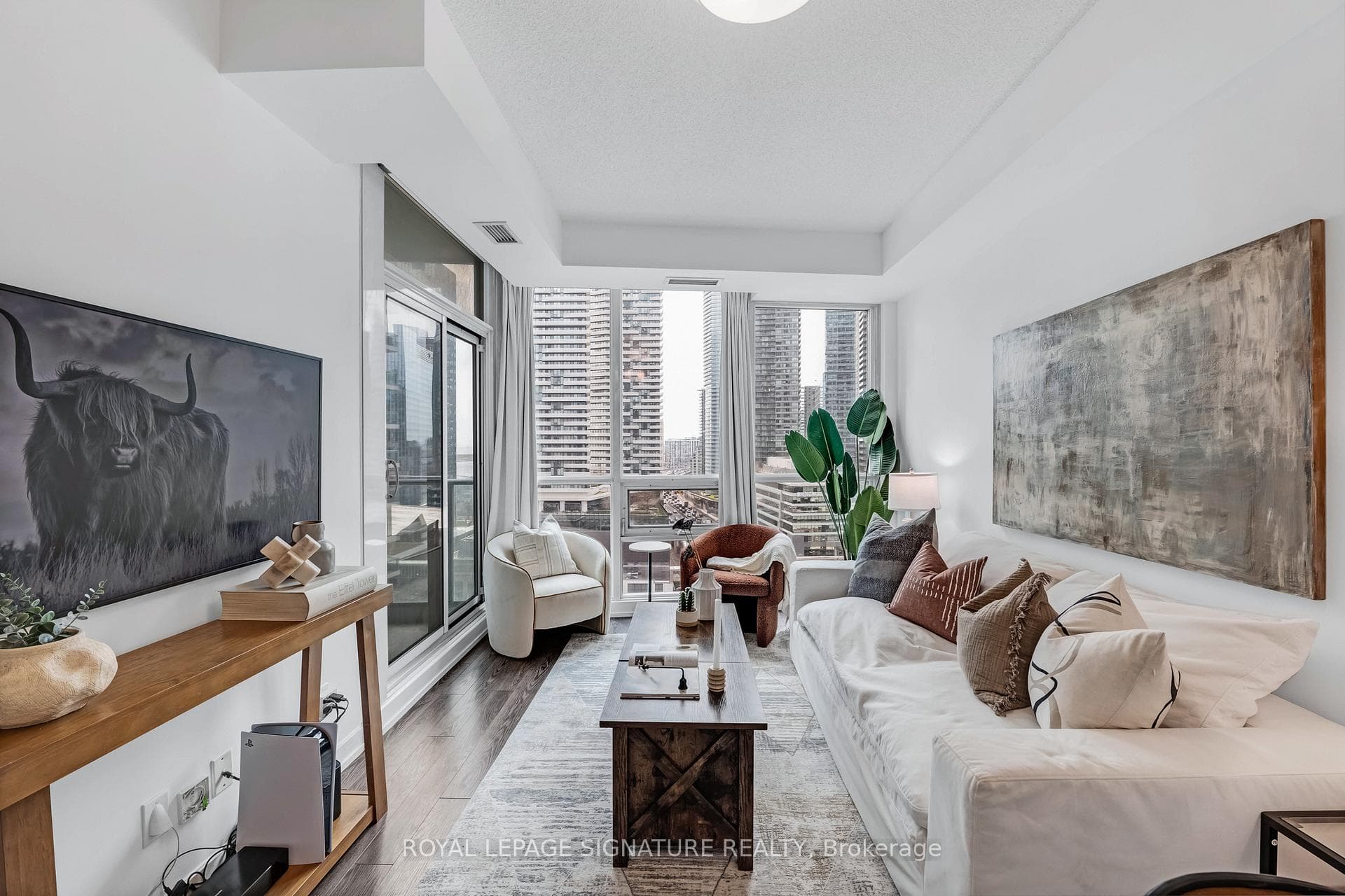 18 Harbour Street Unit 1801 - Condo photo 1 of 35 in Downtown Toronto / Waterfront, Ontario