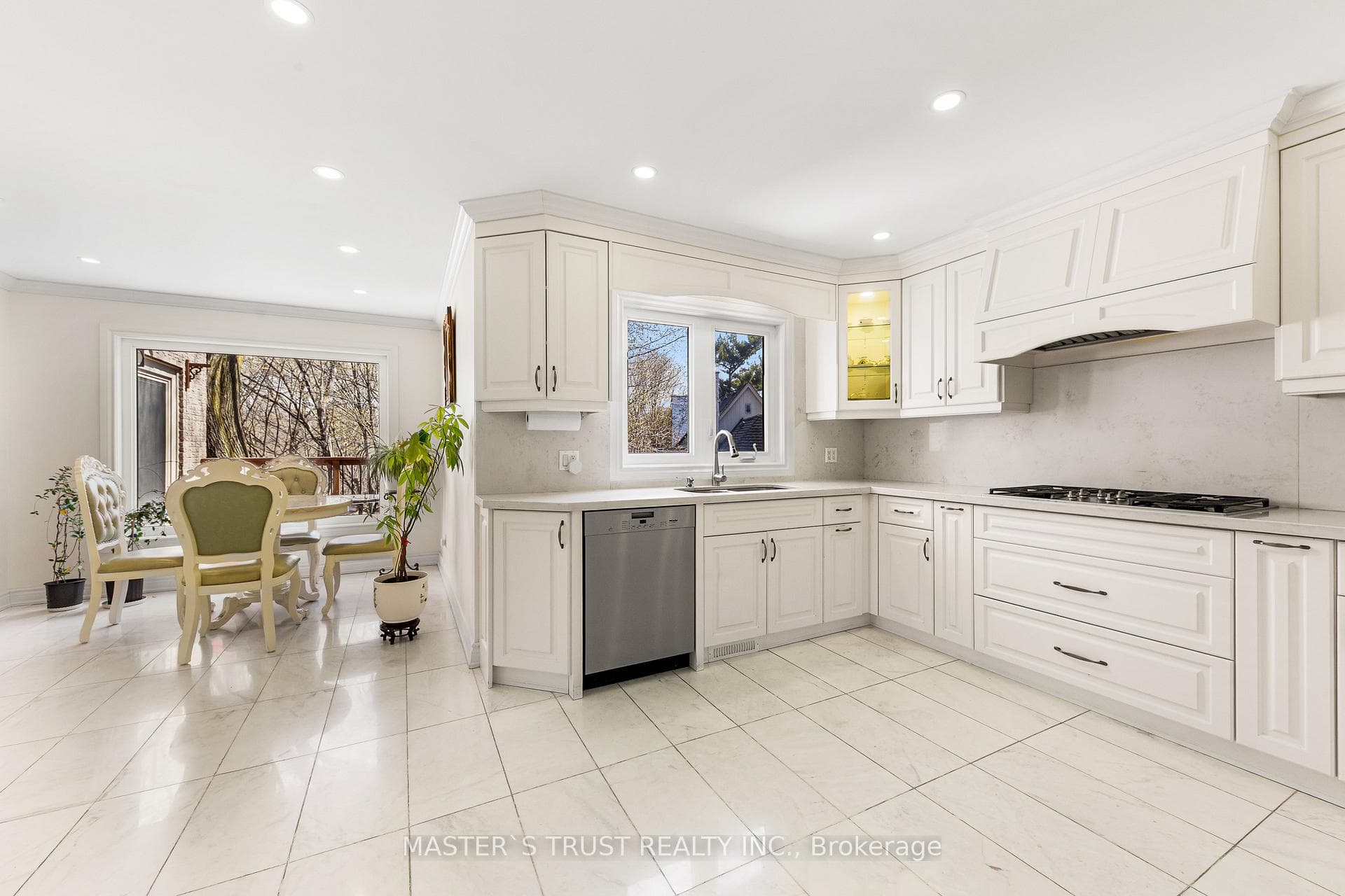 243 Burbank Drive - Detached photo 4 of 48 in Hillcrest Village / Bayview Village, Ontario