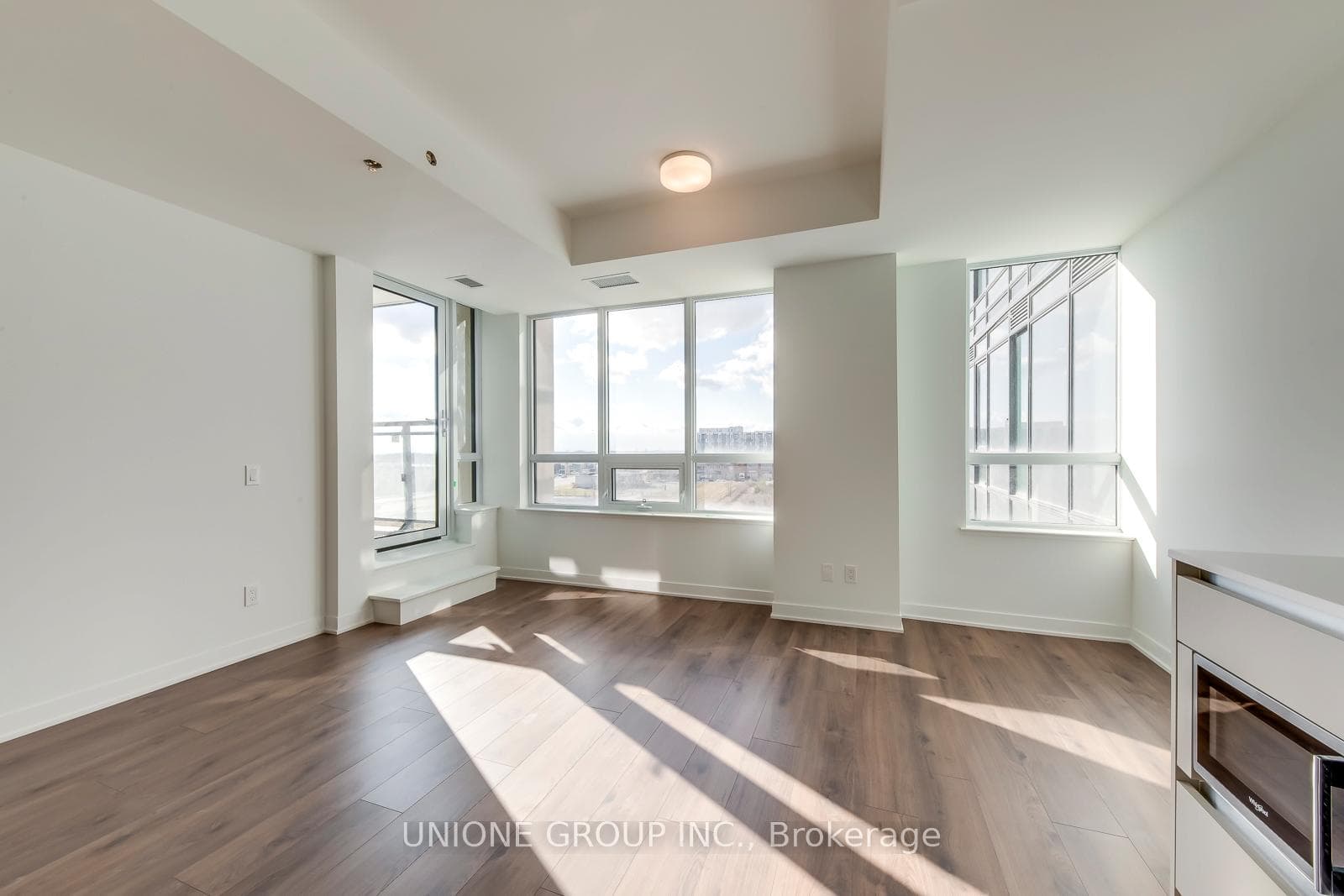 405 Dundas Street Unit 407 - Condo photo 11 of 26 in Oakville, Ontario