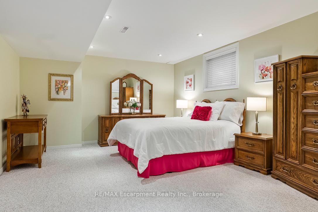 214 MAPLE GROVE Drive - Detached photo 37 of 49 in Oakville, Ontario