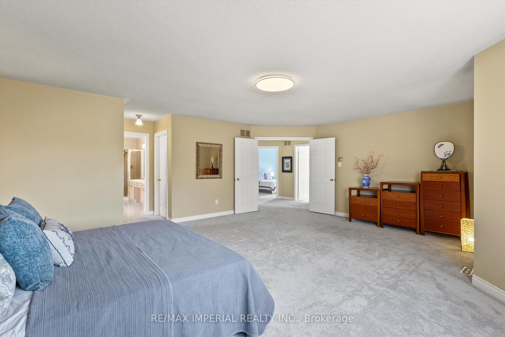 2044 Schoolmaster Circle - Detached photo 23 of 45 in Oakville, Ontario