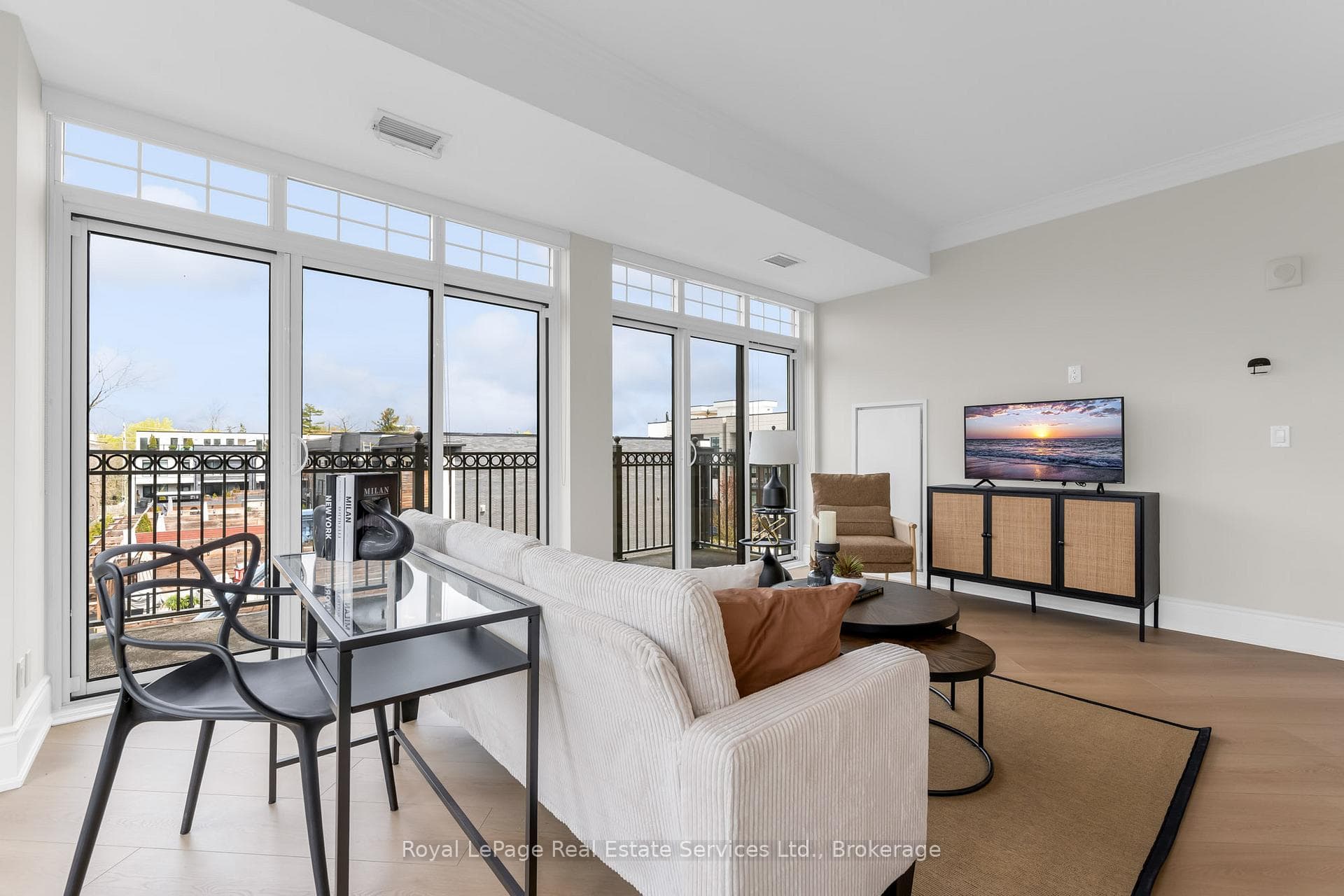 205 Lakeshore Road Unit 407 - Condo photo 4 of 27 in Oakville, Ontario