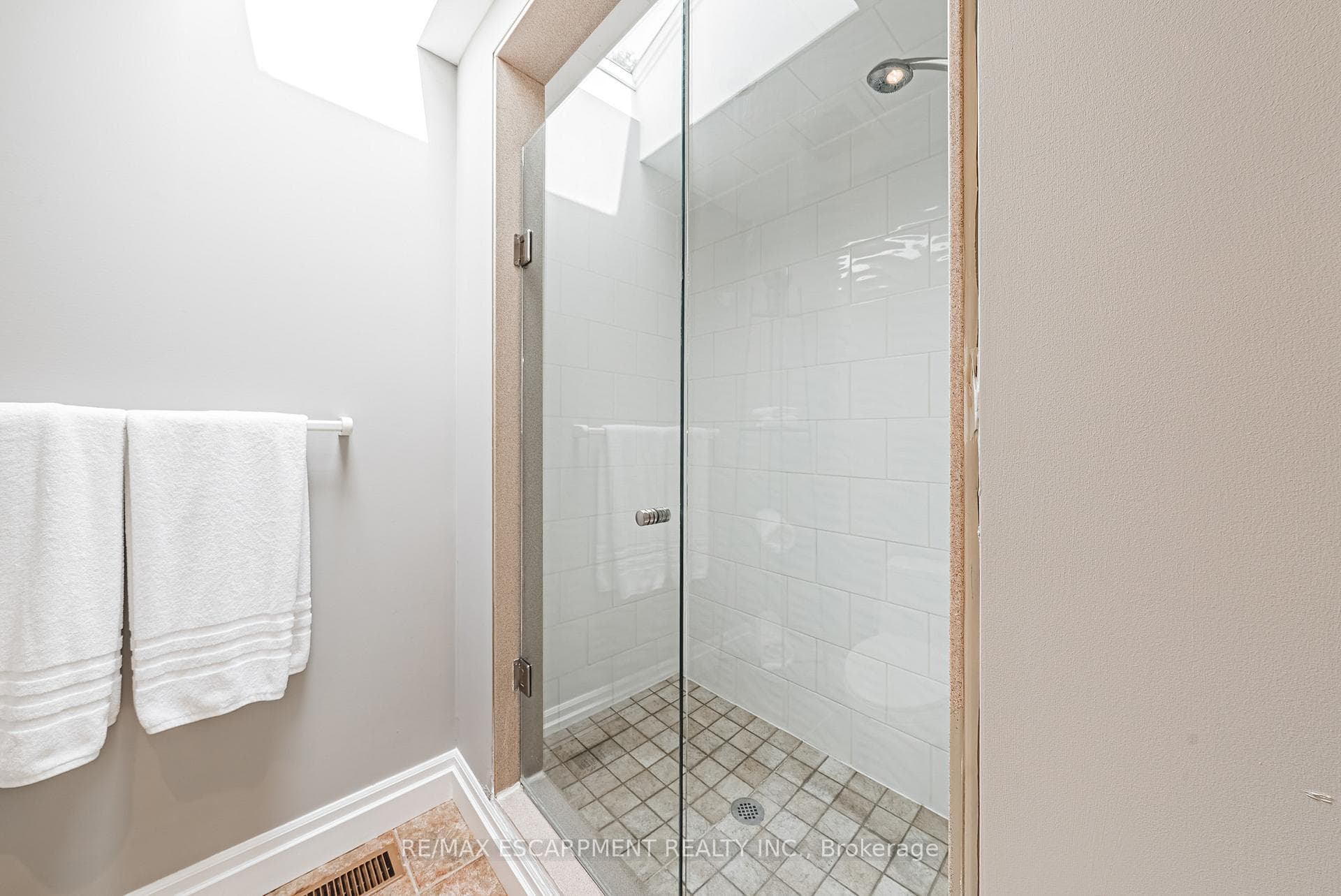 7 Colonial Crescent - Detached photo 34 of 49 in Oakville, Ontario