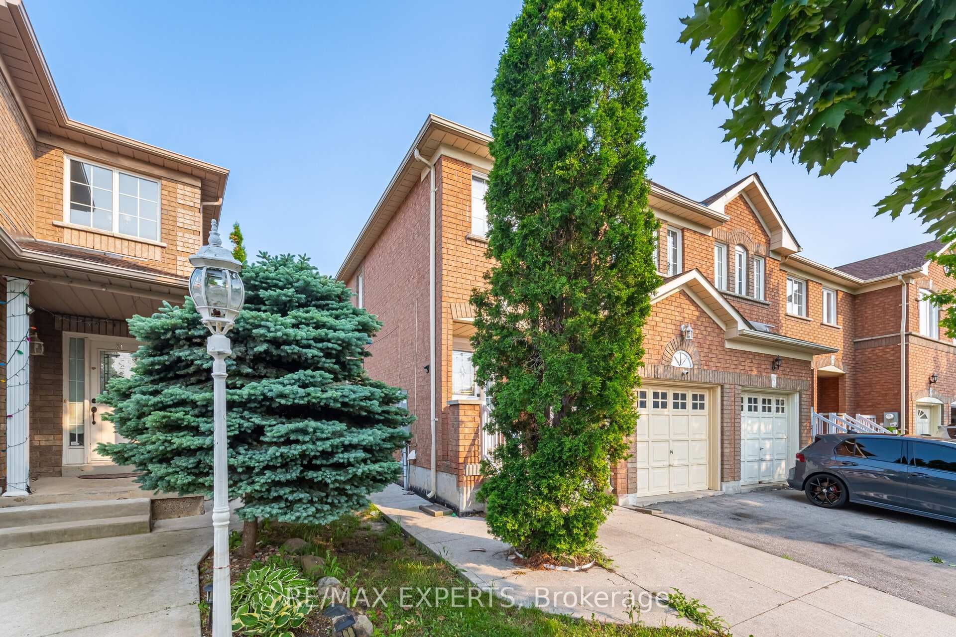 82 Twin Pines Crescent - Semi-Detached photo 2 of 11 in Brampton, Ontario