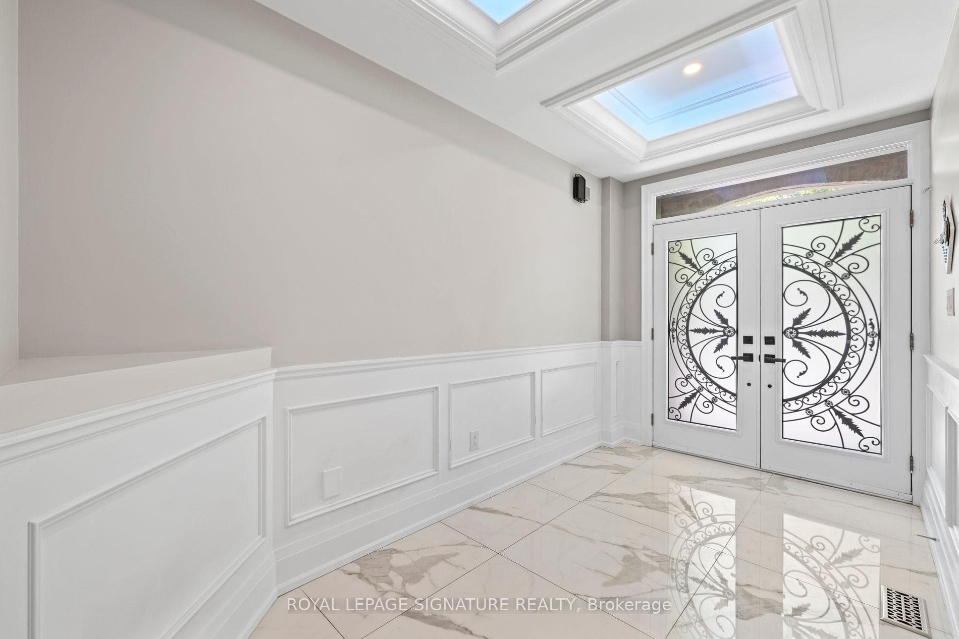 2480 Upper Valley Crescent - Detached photo 4 of 50 in Oakville, Ontario