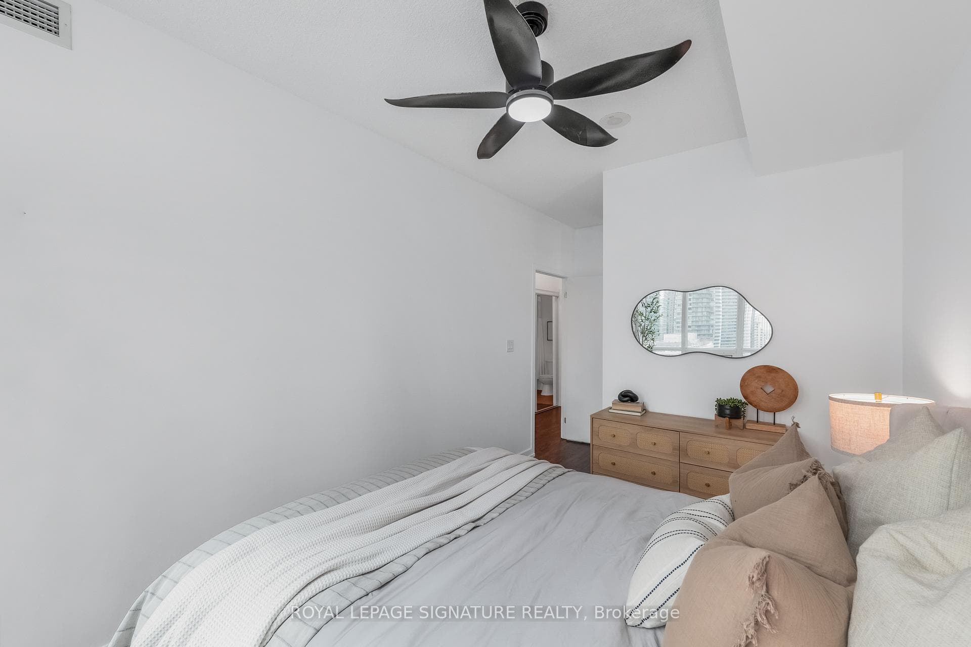 18 Harbour Street Unit 1801 - Condo photo 16 of 35 in Downtown Toronto / Waterfront, Ontario