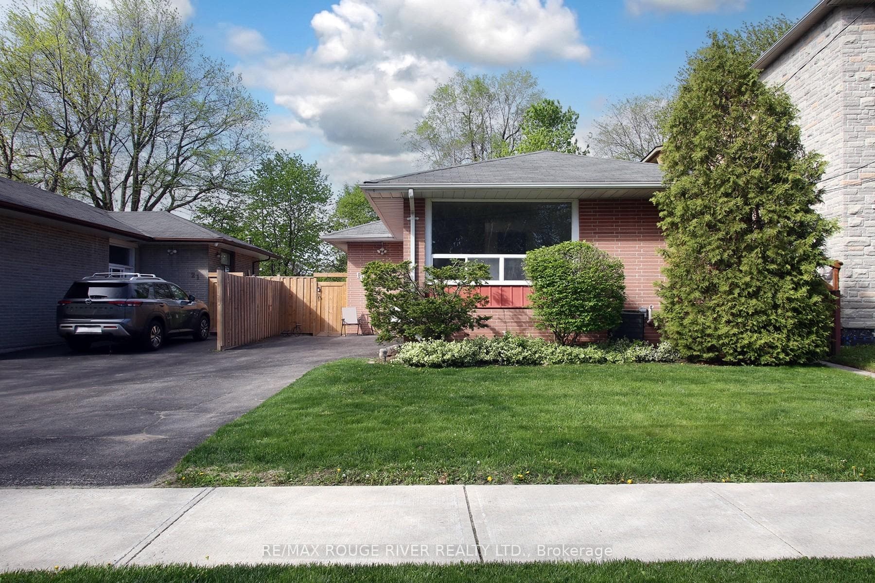 19 Thornbeck Drive - Detached photo 2 of 25 in Scarborough (West Hill / Highland Creek), Ontario