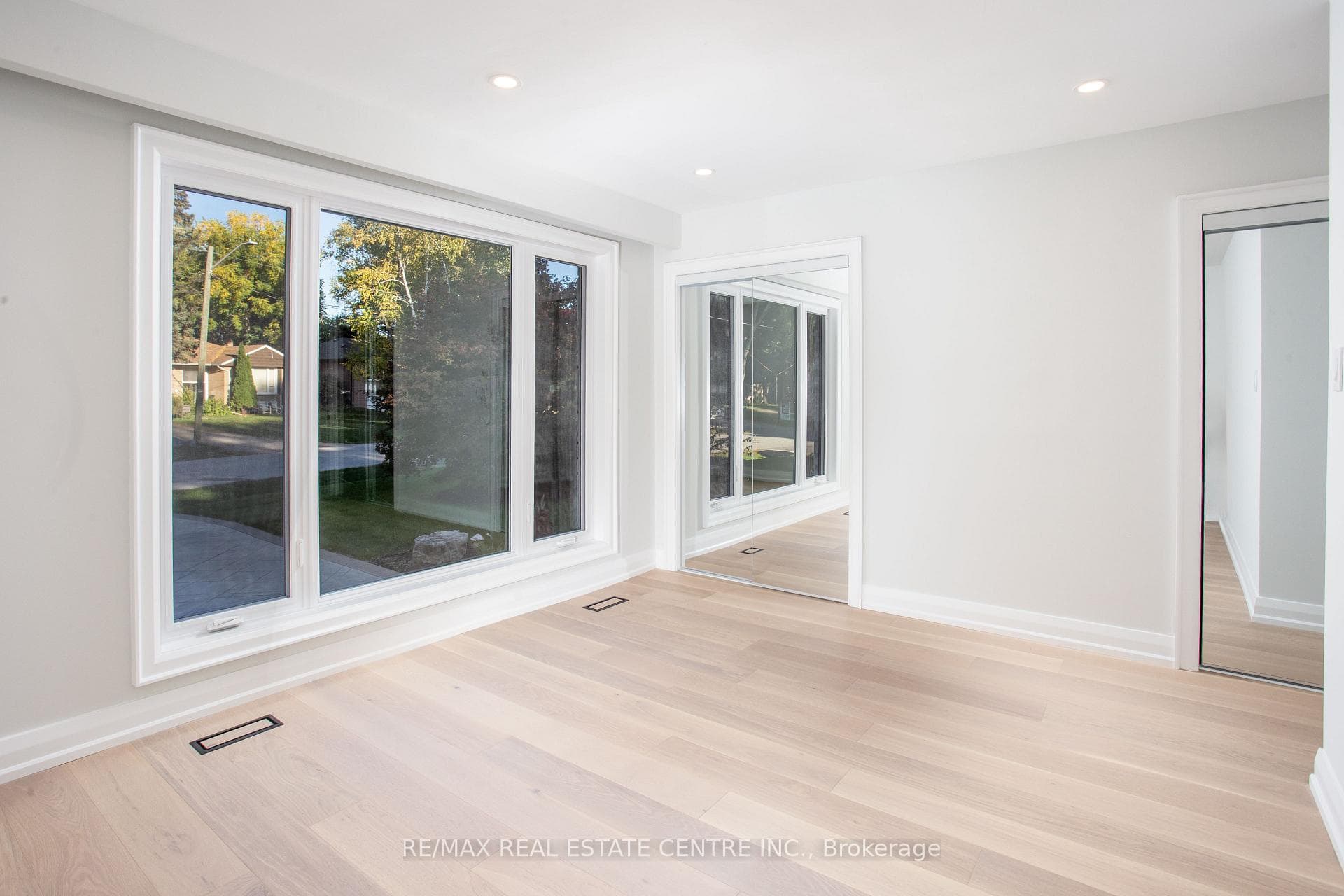 446 Willis Drive - Detached photo 17 of 35 in Oakville, Ontario