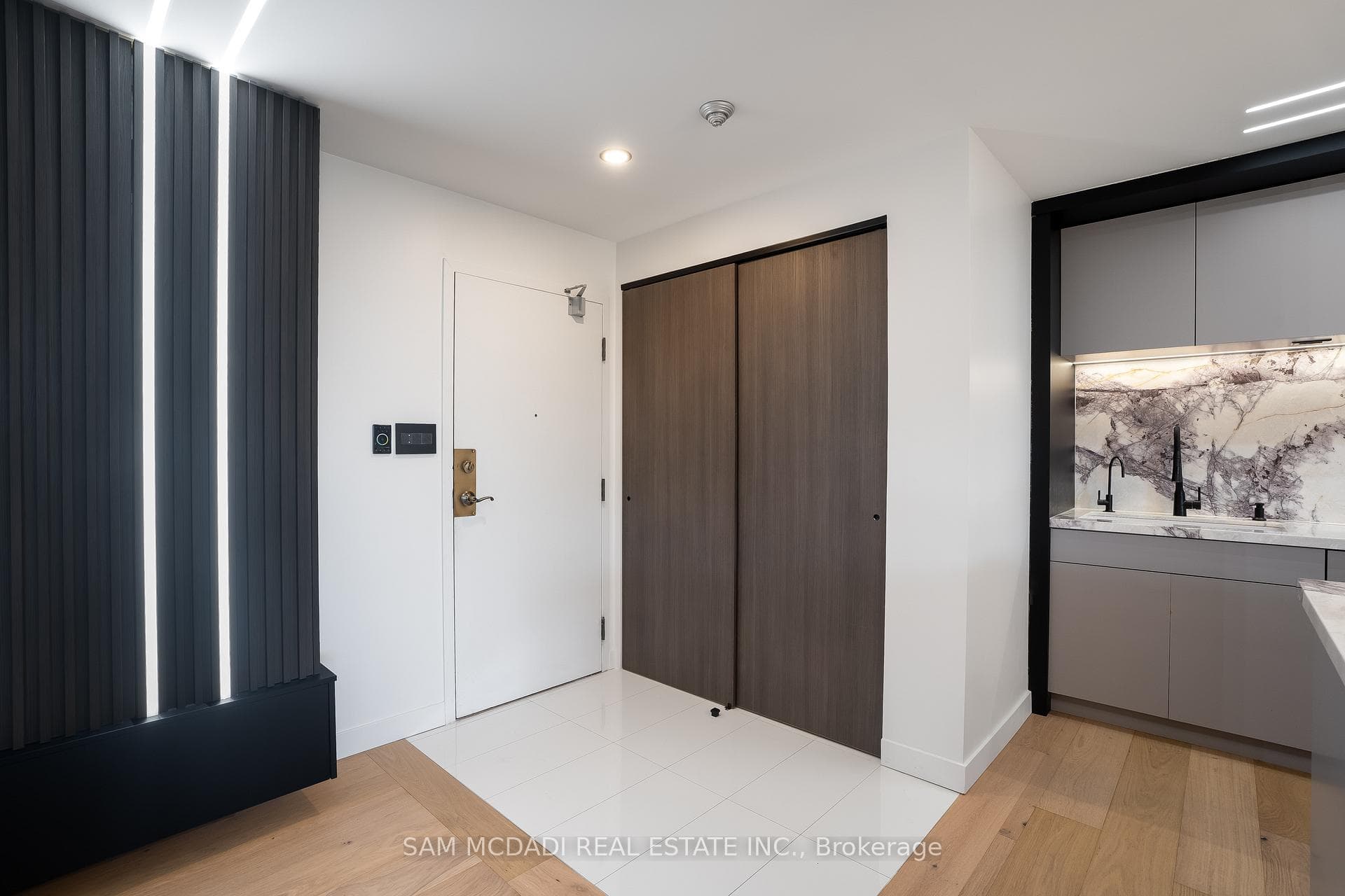 5444 Yonge Street Unit 304 - Condo photo 4 of 40 in Thornhill / Willowdale, Ontario