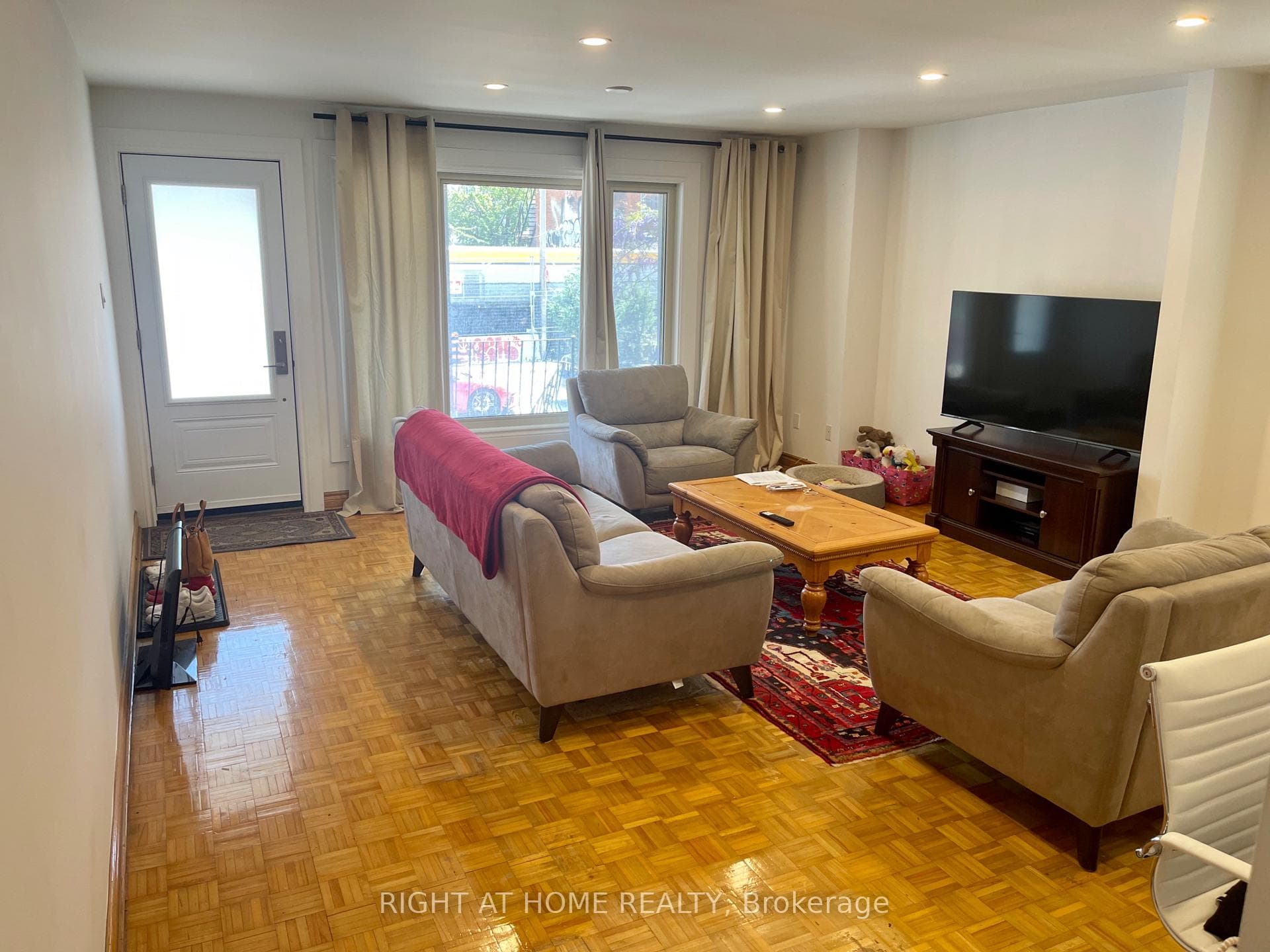 40 Bellevue Avenue - Semi-Detached photo 2 of 34 in Downtown Toronto / Waterfront, Ontario