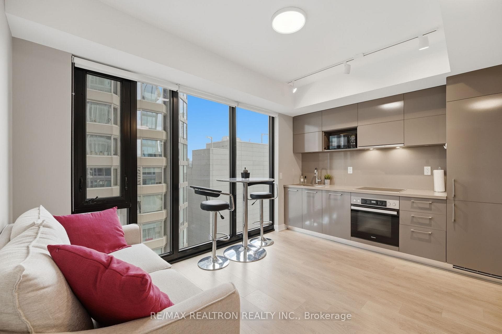 188 Cumberland Street Unit 1501 - Condo photo 7 of 17 in Annex / Yorkville / Summerhill, Ontario