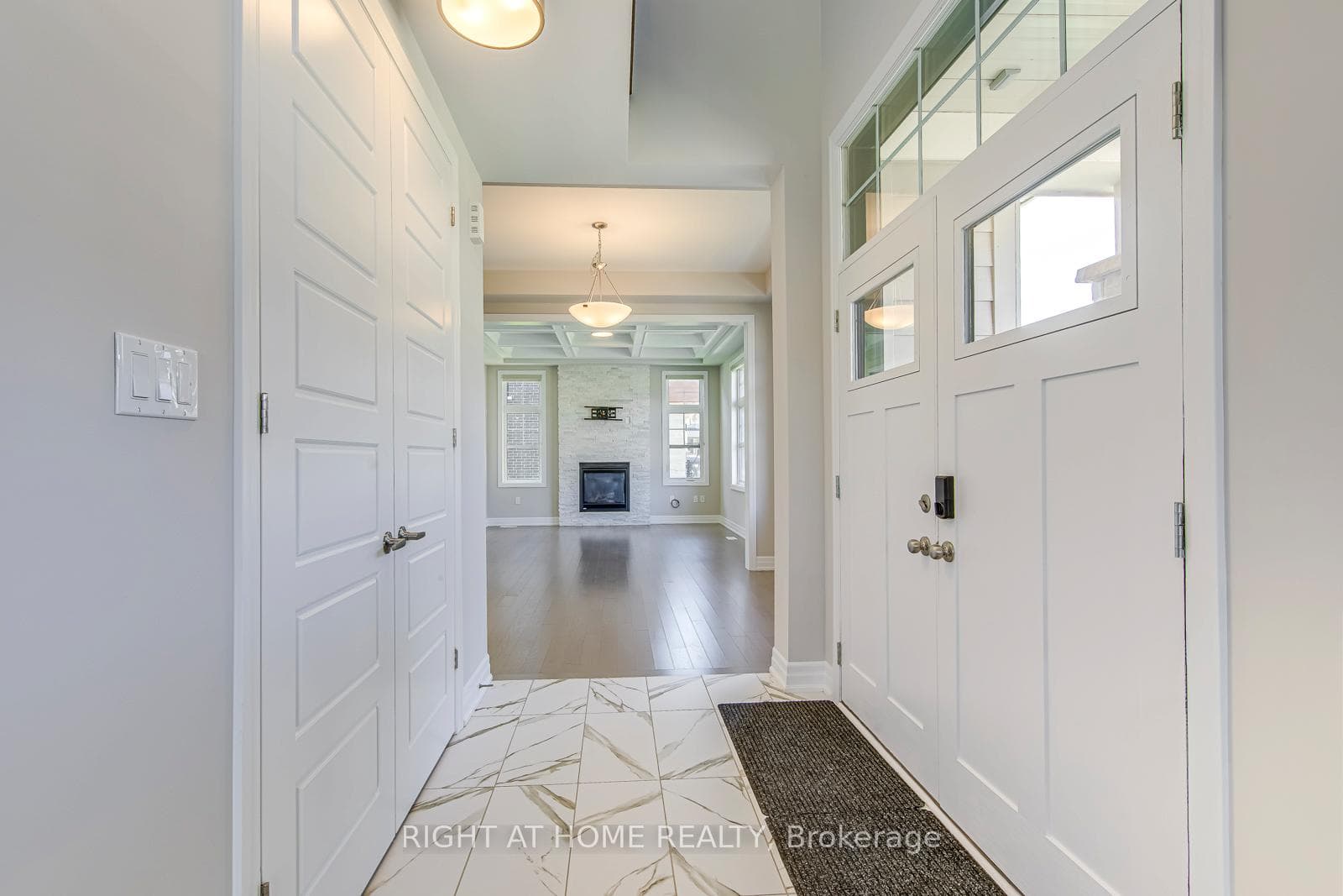 1387 Aymond Crescent - Detached photo 3 of 27 in Oakville, Ontario