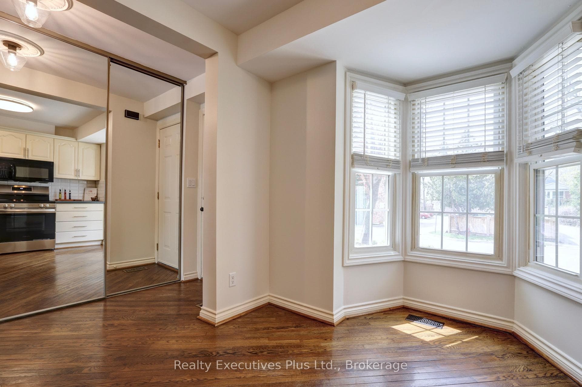 463 Blathwayte Lane - Townhouse photo 7 of 48 in Burlington, Ontario