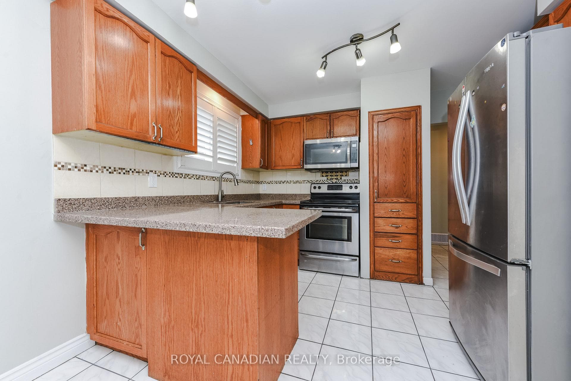7566 Lockington Crescent - Detached photo 9 of 48 in Mississauga, Ontario