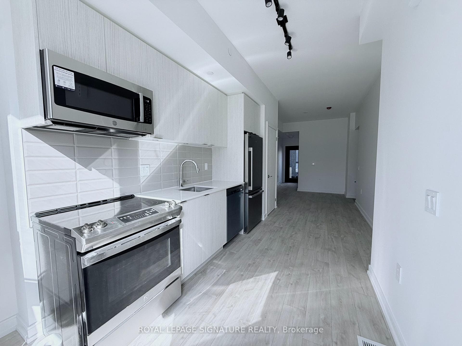 168 Clonmore Drive Unit 13 - Condo photo 2 of 21 in Birch Cliff / Cliffside, Ontario