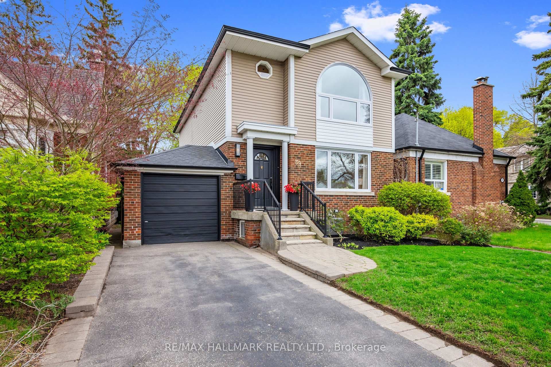 39 Briar Dale Boulevard - Detached photo 2 of 50 in Birch Cliff / Cliffside, Ontario