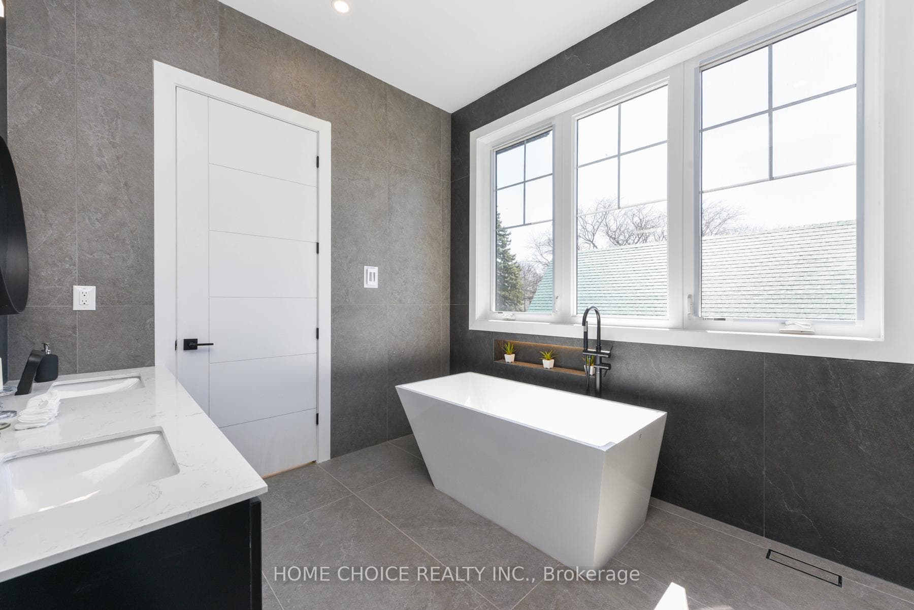 302 Tuck Drive - Detached photo 22 of 46 in Burlington, Ontario
