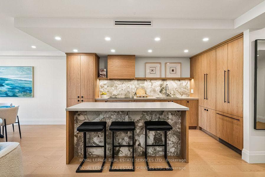 349 St Clair Avenue Unit 402 - Condo photo 6 of 30 in Annex / Yorkville / Summerhill, Ontario