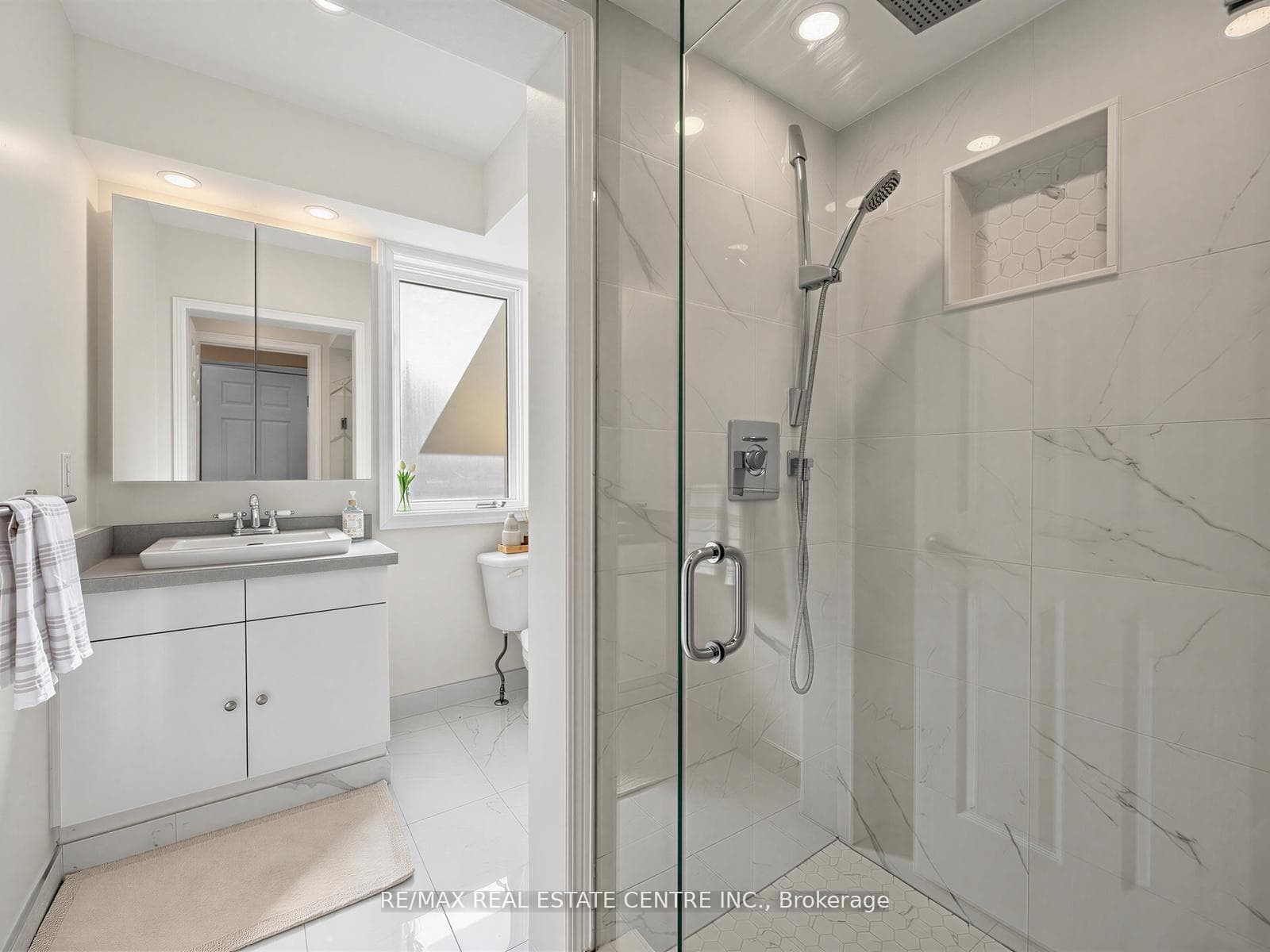 592 Montbeck Crescent - Detached photo 23 of 50 in Mississauga, Ontario