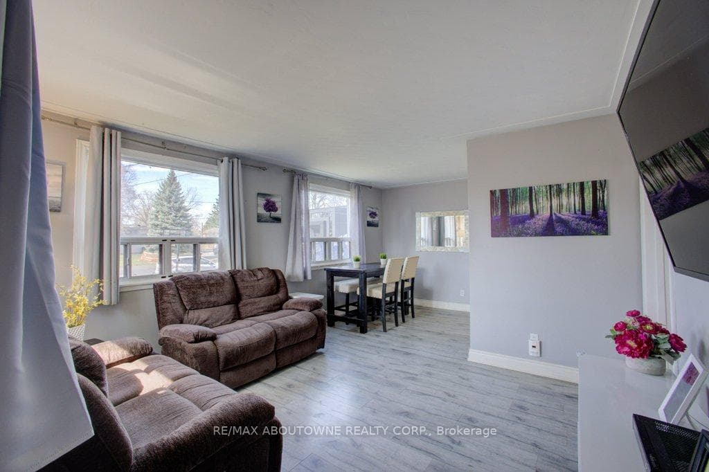 114 Ringwood Road - Detached photo 5 of 20 in Oakville, Ontario