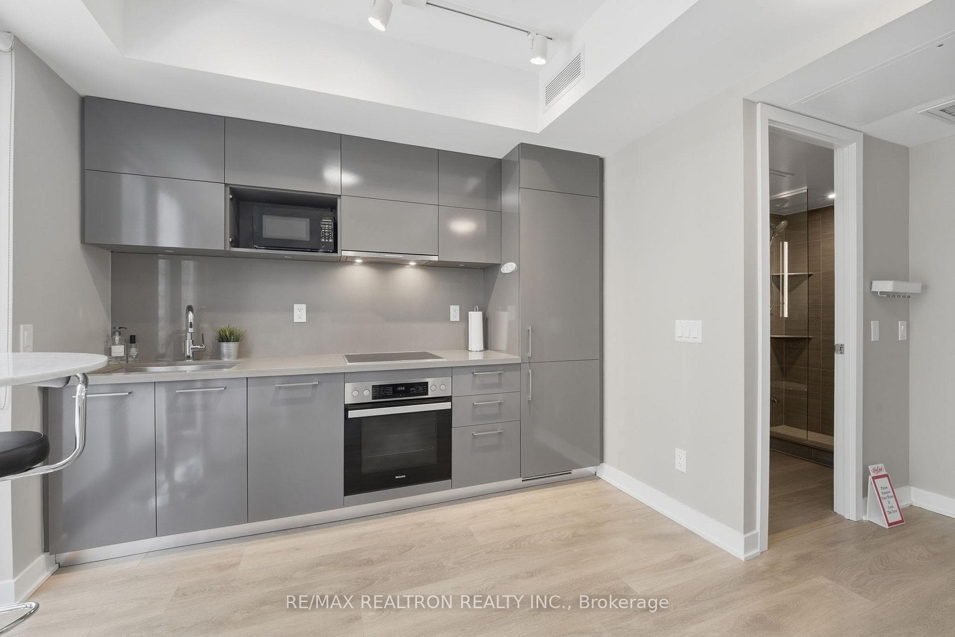 188 Cumberland Street Unit 1501 - Condo photo 11 of 17 in Annex / Yorkville / Summerhill, Ontario