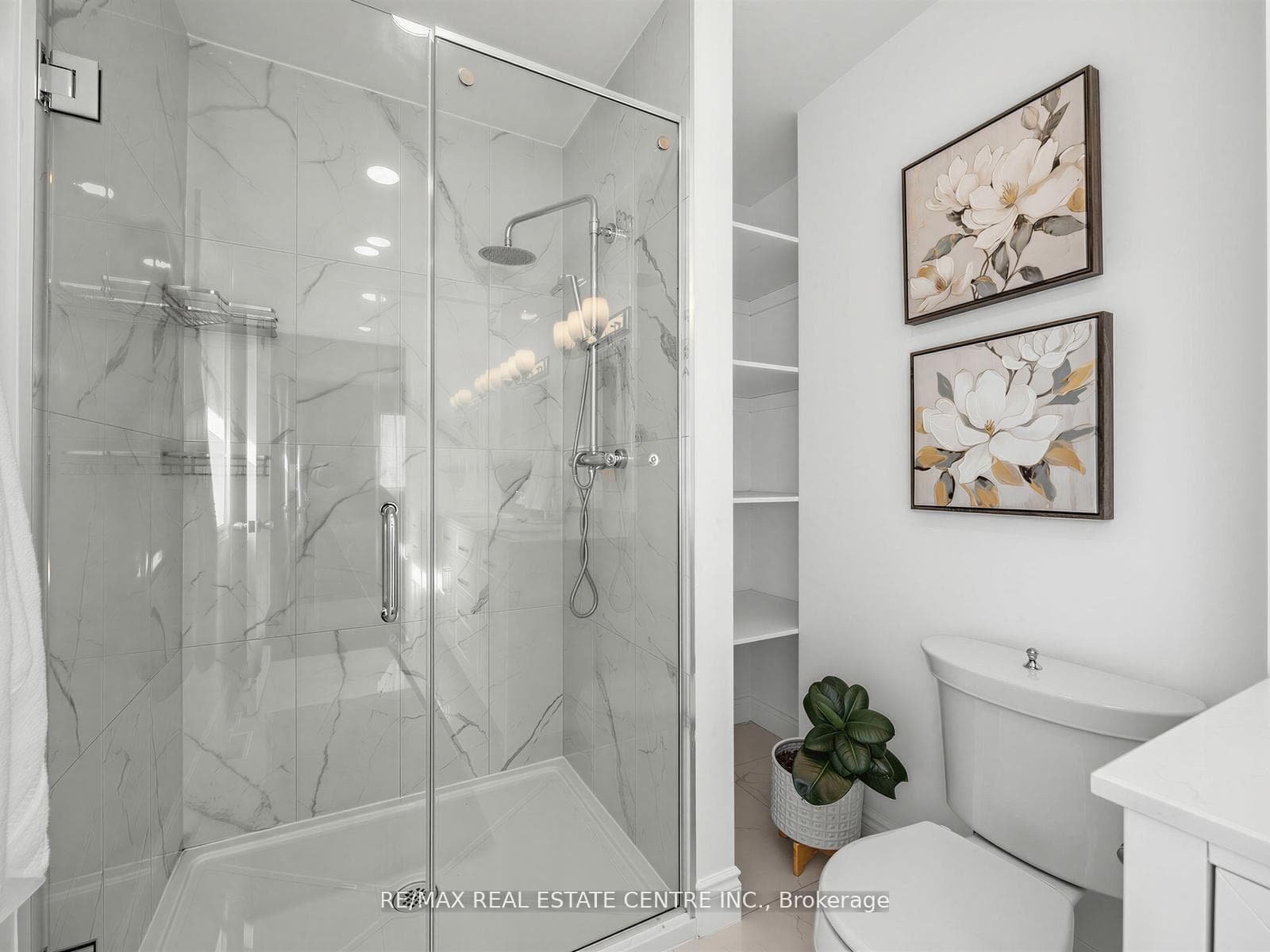 592 Montbeck Crescent - Detached photo 10 of 50 in Mississauga, Ontario