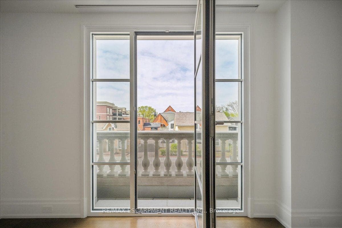 300 Randall Street Unit 211 - Condo photo 6 of 50 in Oakville, Ontario