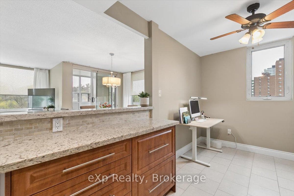 39 Stavebank Road Unit 403 - Condo photo 8 of 33 in Mississauga, Ontario