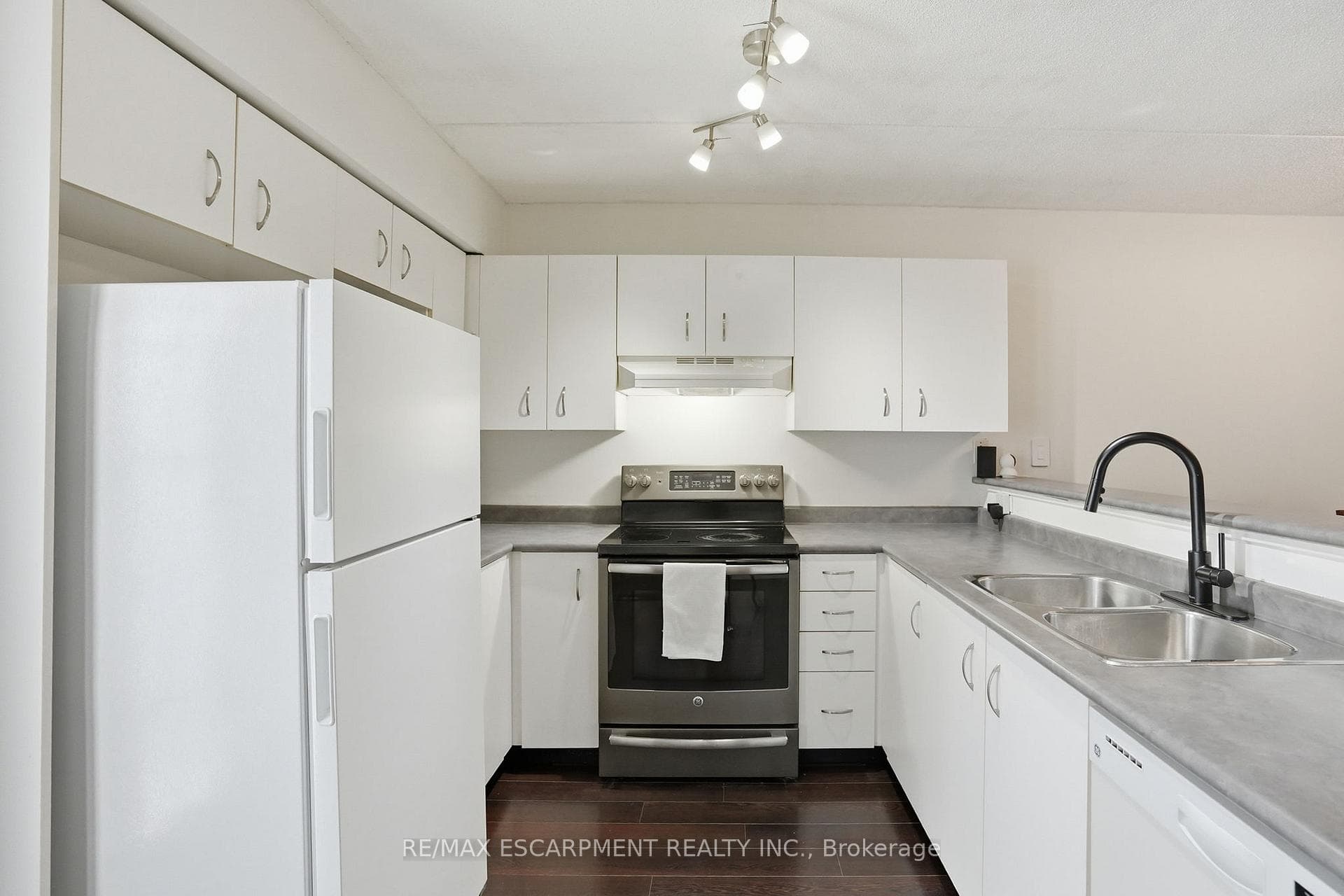 1451 WALKERS Line Unit 216 - Condo photo 9 of 26 in Burlington, Ontario