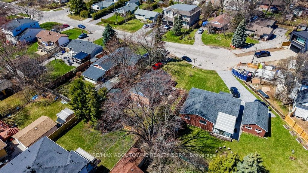 114 Ringwood Road - Detached photo 3 of 20 in Oakville, Ontario