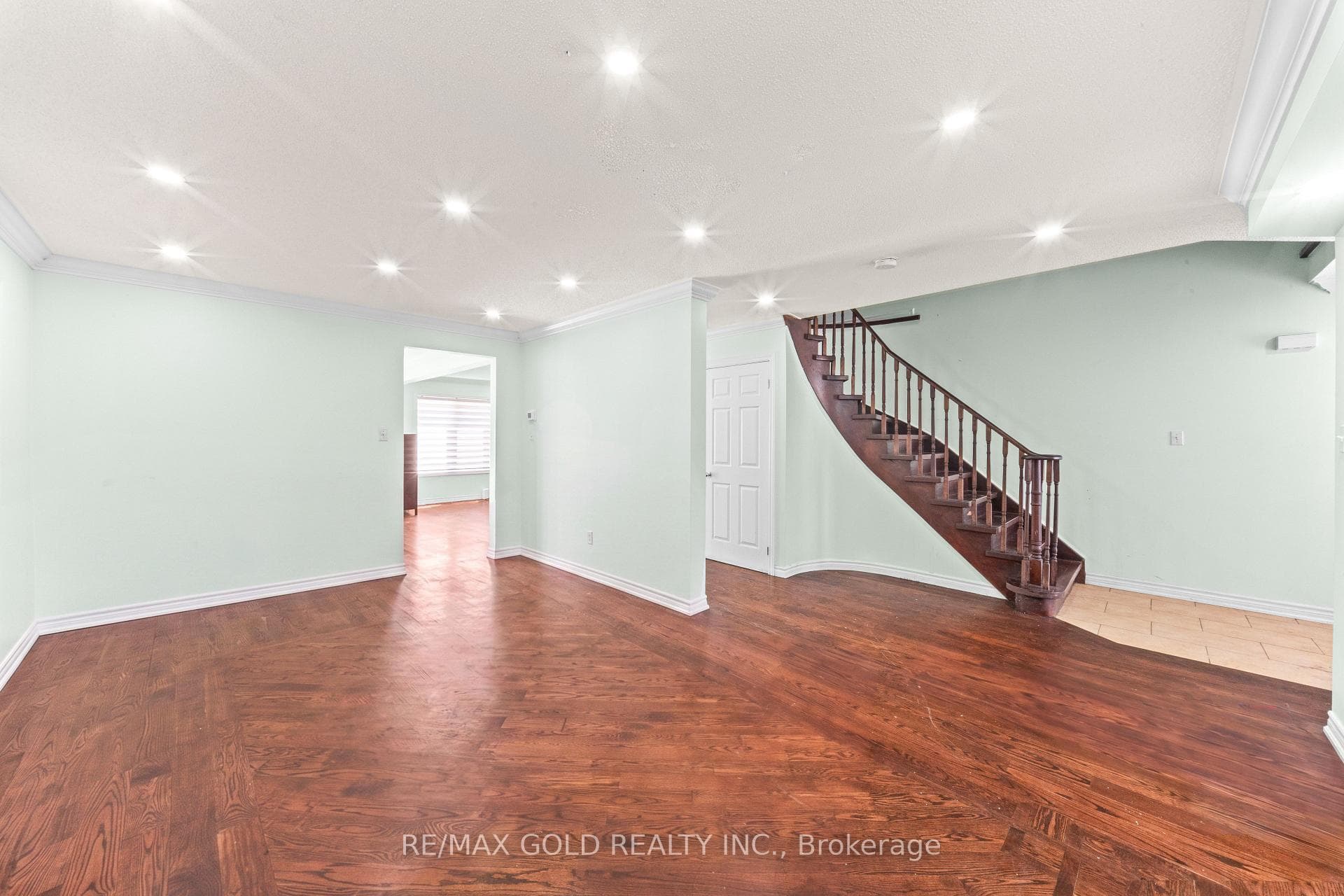 31 Ravenscliffe Court - Detached photo 7 of 32 in Brampton, Ontario