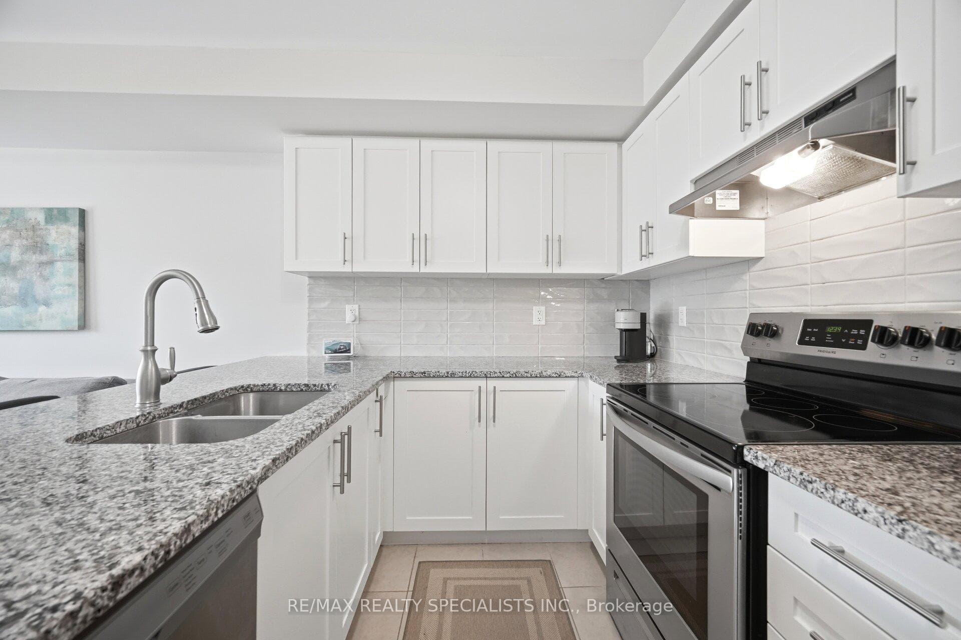 510 Bellflower Court - Townhouse photo 7 of 41 in Milton, Ontario