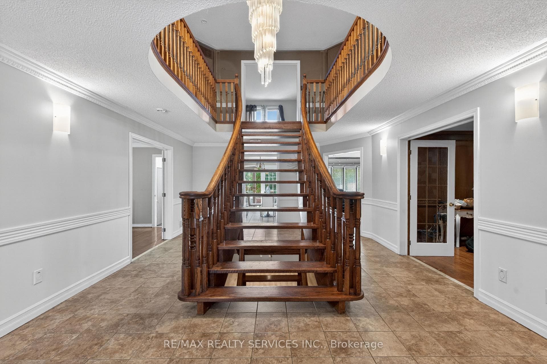 2069 Schoolmaster Circle - Detached photo 16 of 49 in Oakville, Ontario