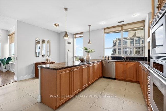 35 Kingsbridge Garden Circle Unit TPH4 - Condo photo 19 of 50 in Mississauga, Ontario
