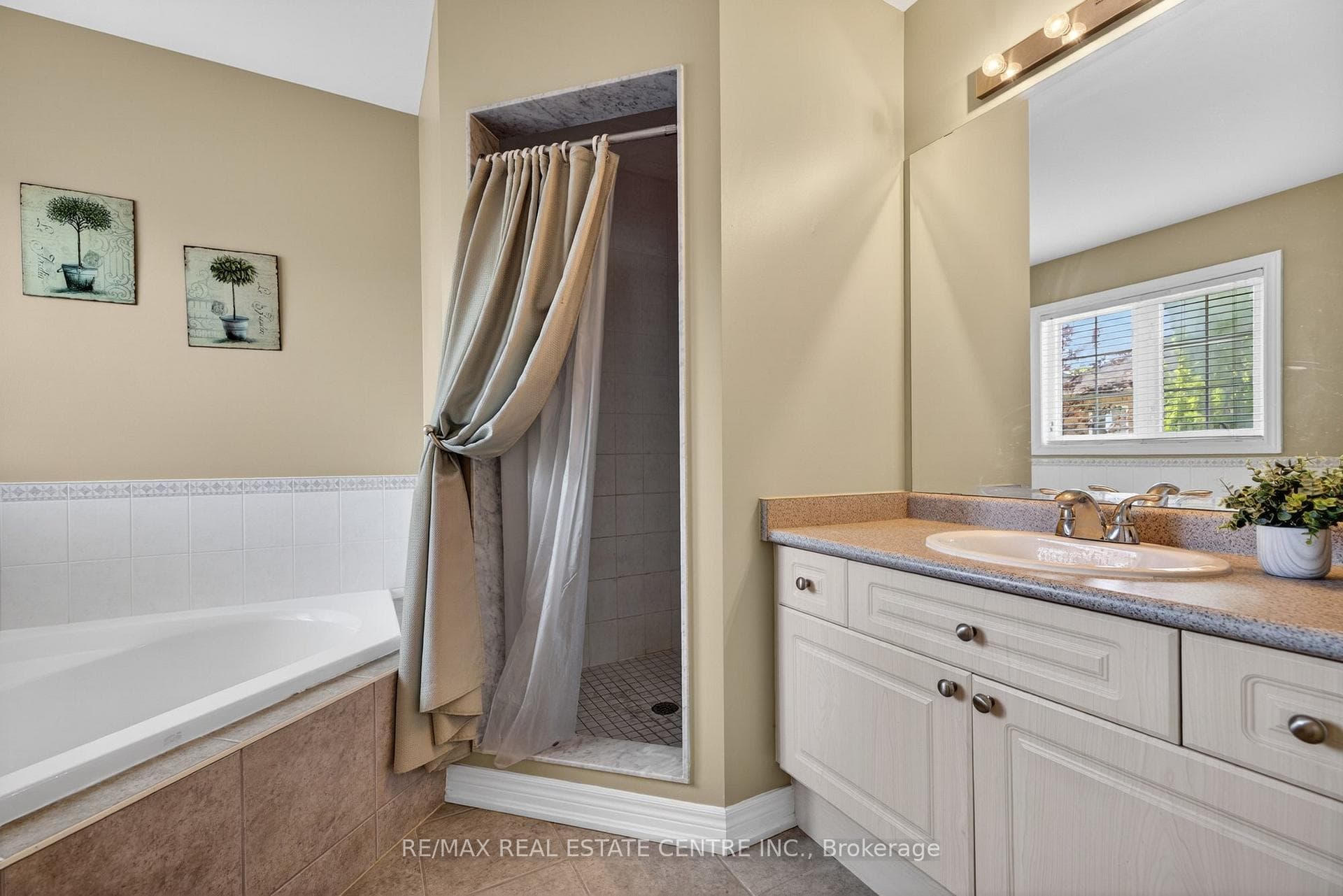 1022 Laidlaw Drive - Detached photo 28 of 50 in Milton, Ontario