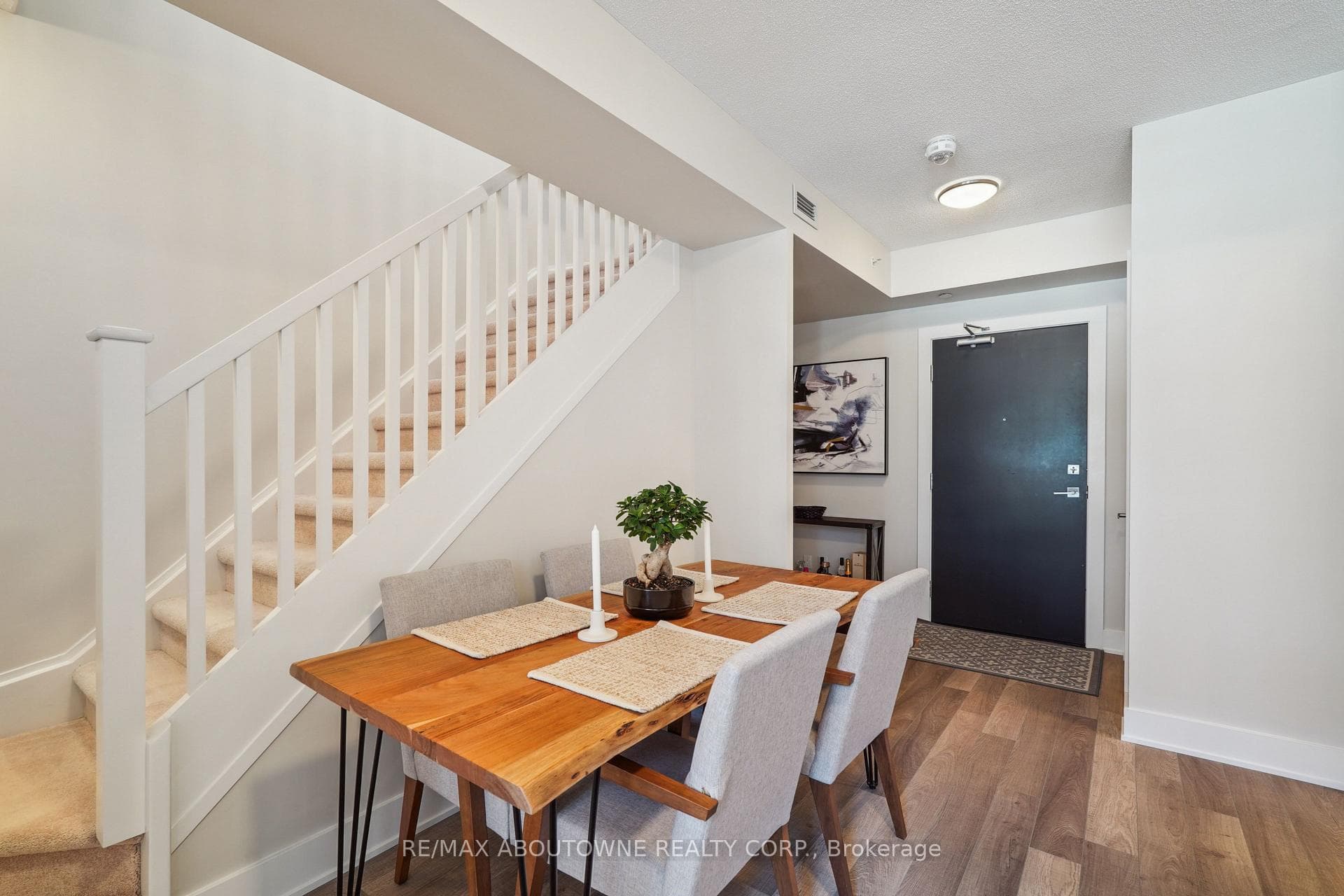 5260 Dundas Street Unit C204 - Condo photo 4 of 32 in Burlington, Ontario