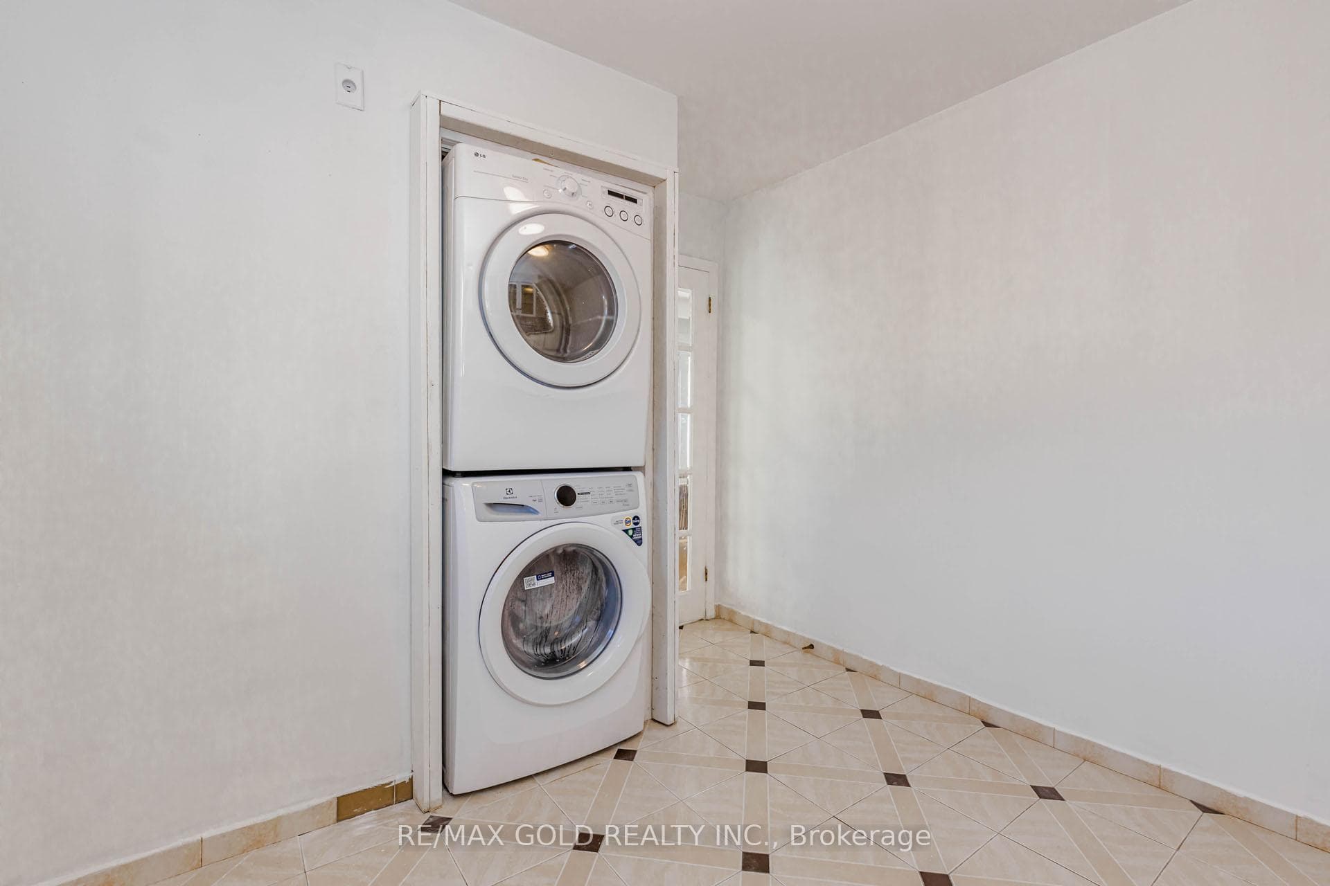 38 Achill Crescent - Semi-Detached photo 17 of 50 in Mississauga, Ontario