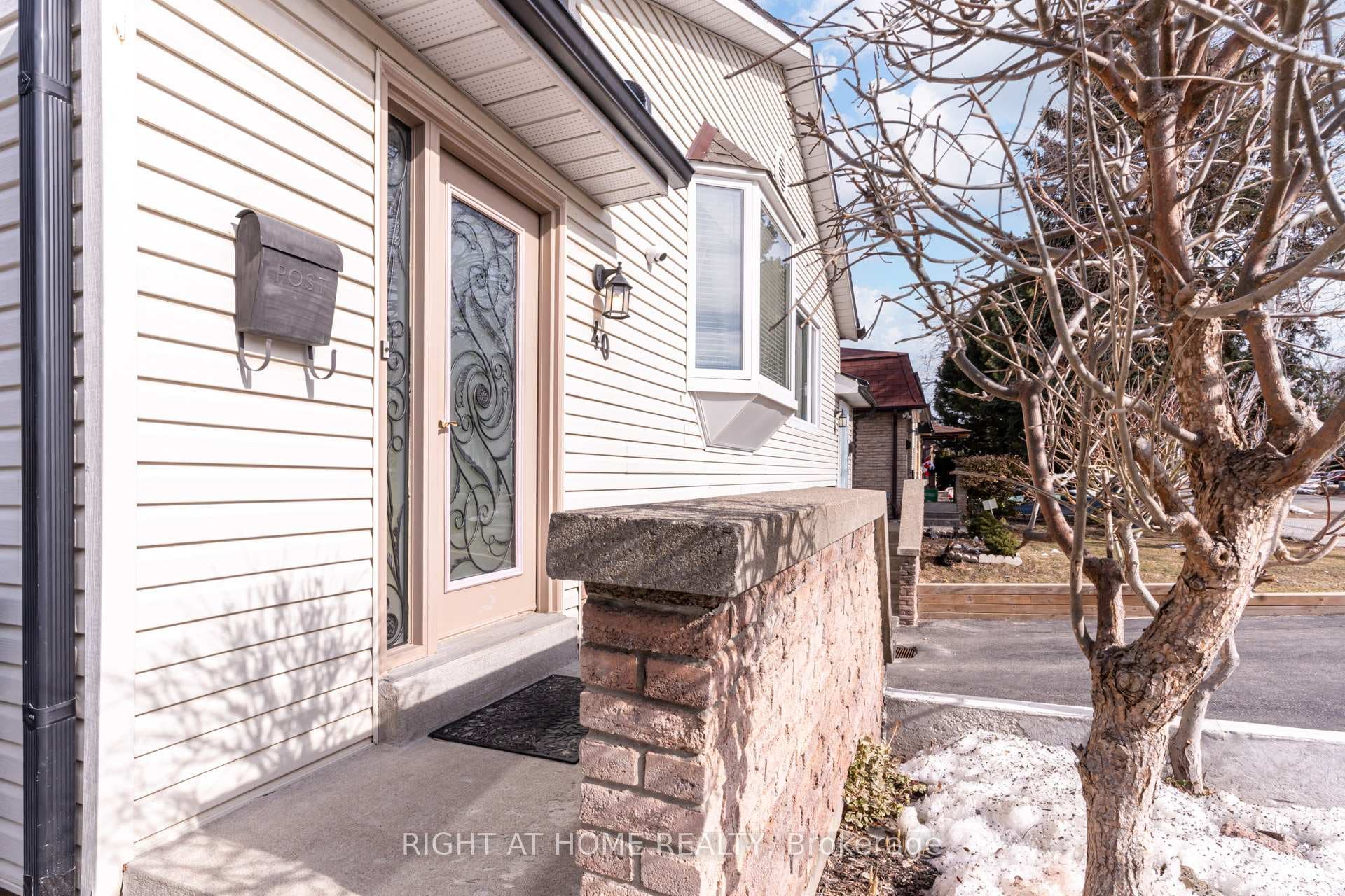 40 Salisbury Circle - Semi-Detached photo 4 of 50 in Brampton, Ontario