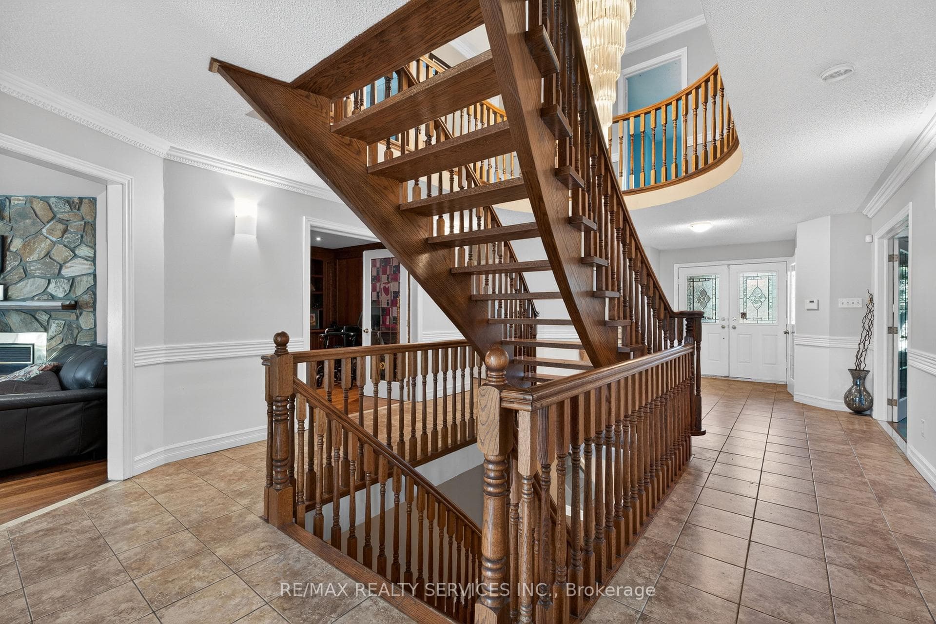 2069 Schoolmaster Circle - Detached photo 15 of 49 in Oakville, Ontario