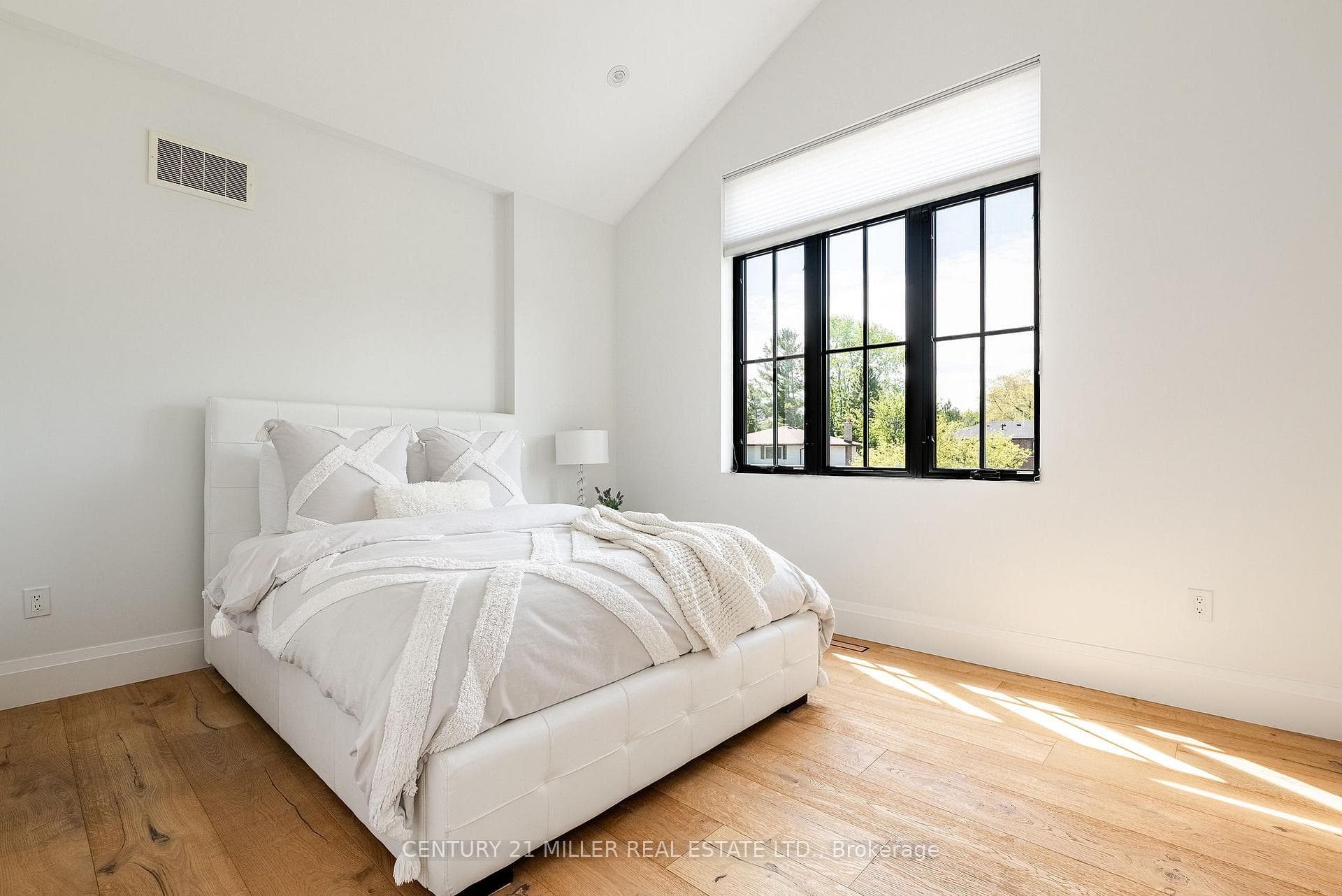 257 Sunrise Crescent - Detached photo 26 of 44 in Oakville, Ontario