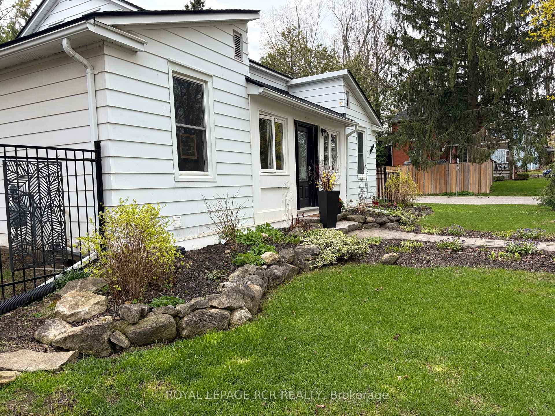 1429 Queen Street - Detached photo 3 of 28 in Caledon, Ontario
