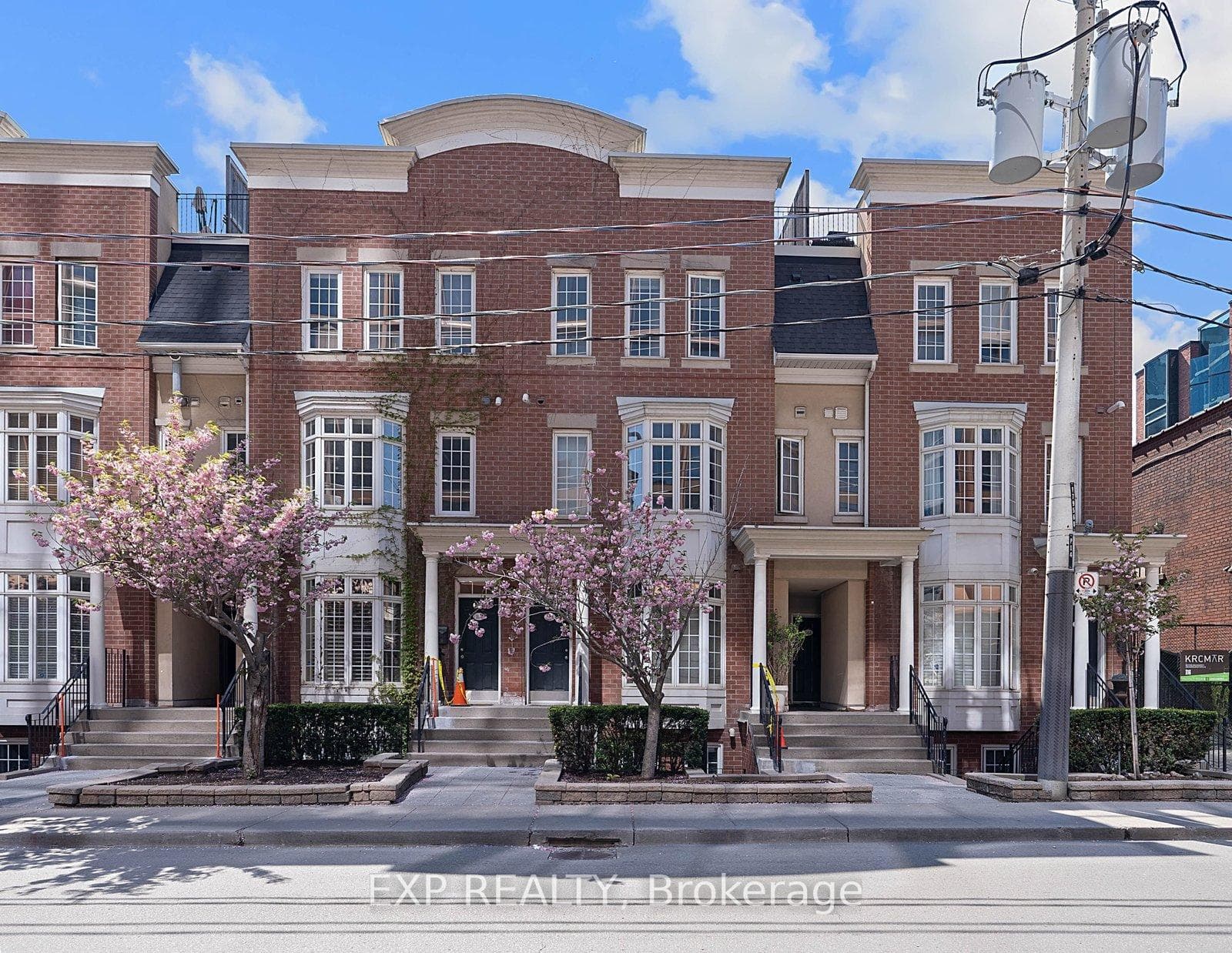 12 Portland Street Unit Th B - Condo photo 1 of 26 in Downtown Toronto / Waterfront, Ontario