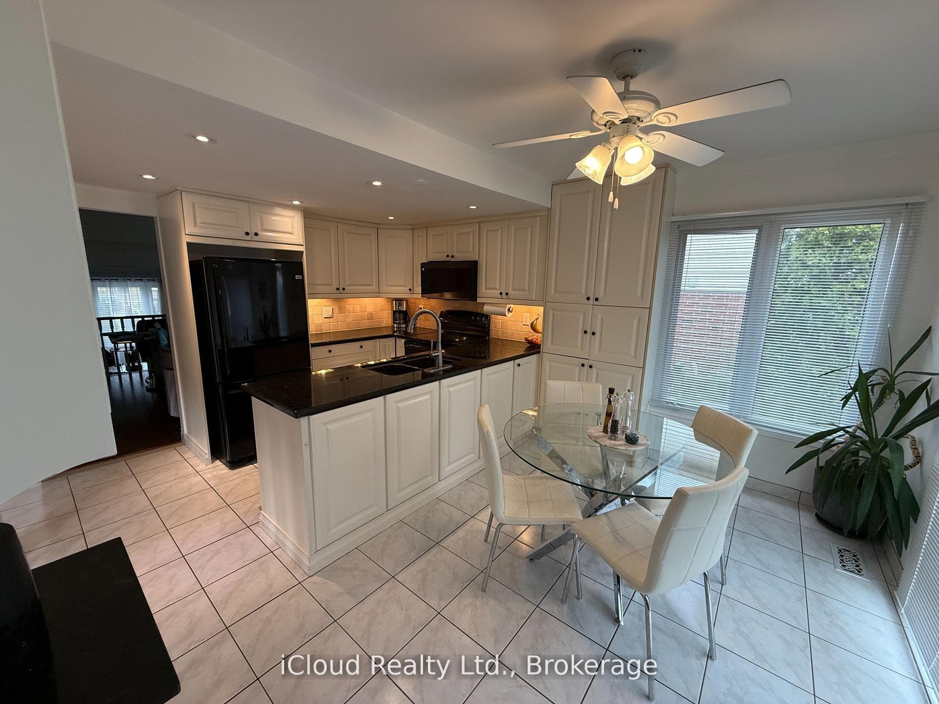 2067 Hunters Wood Drive - Detached photo 8 of 23 in Burlington, Ontario