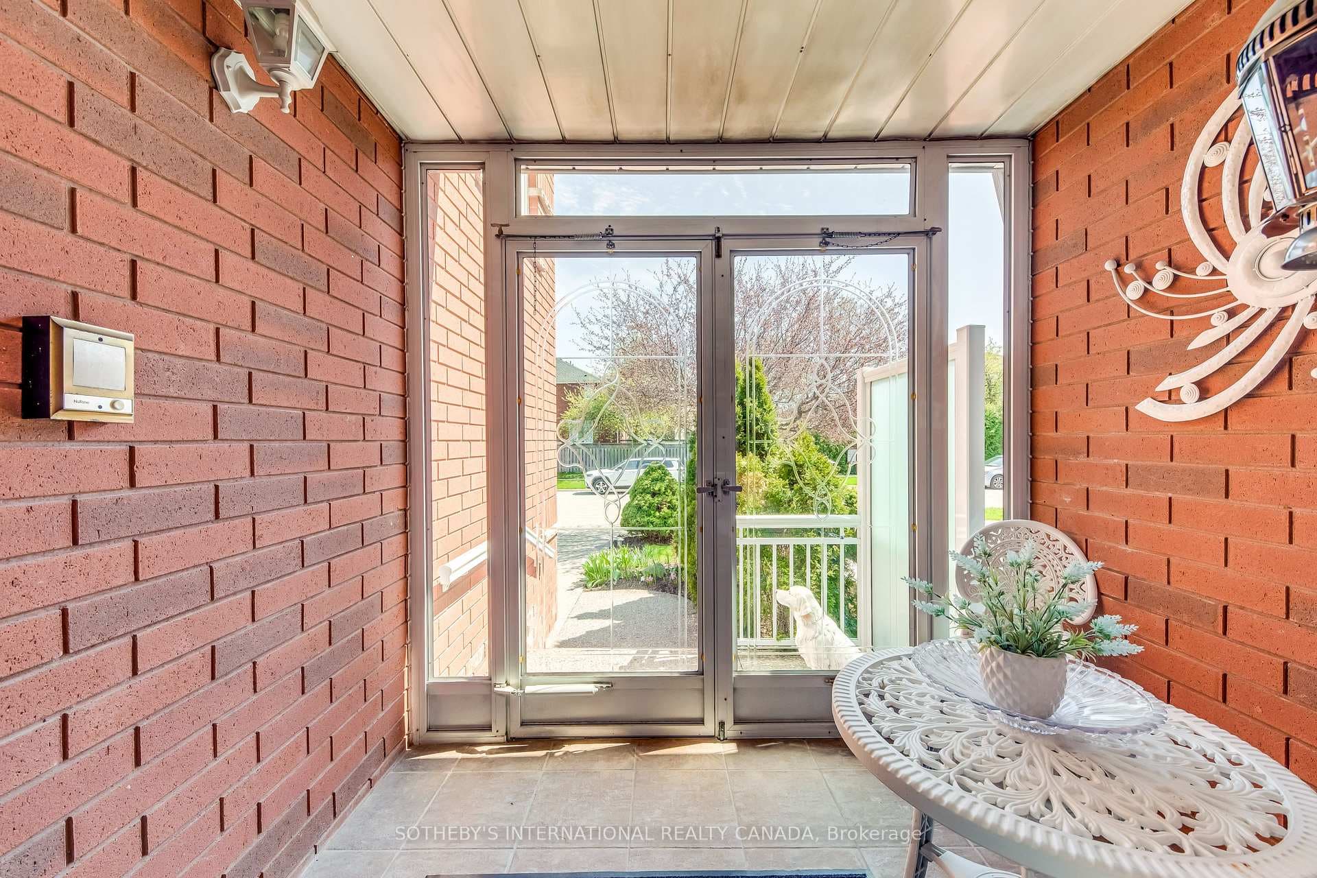 2294 Dale Ridge Drive - Semi-Detached photo 5 of 46 in Oakville, Ontario