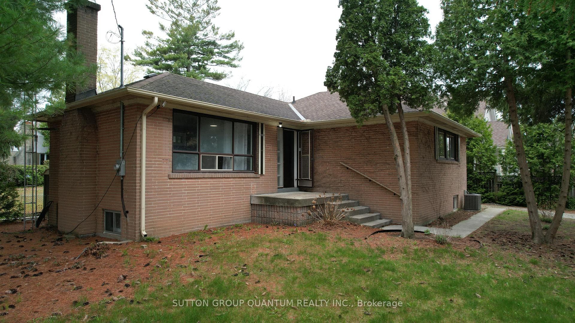 394 Maplehurst Avenue - Detached photo 2 of 18 in Oakville, Ontario