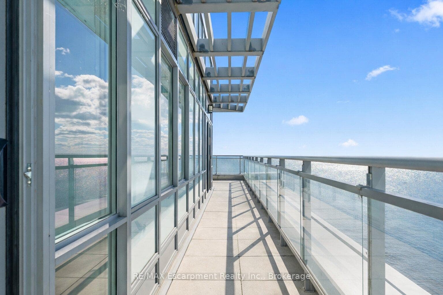 3500 Lakeshore Road Unit 827 - Condo photo 2 of 27 in Oakville, Ontario