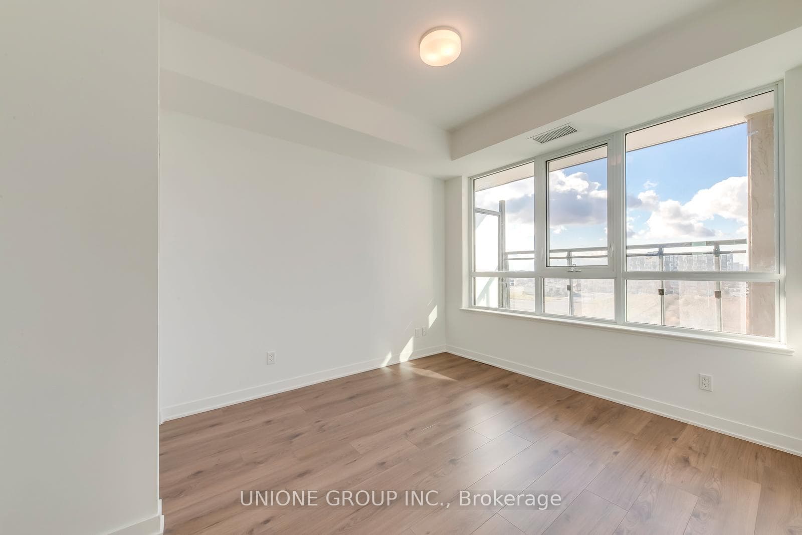 405 Dundas Street Unit 407 - Condo photo 14 of 26 in Oakville, Ontario
