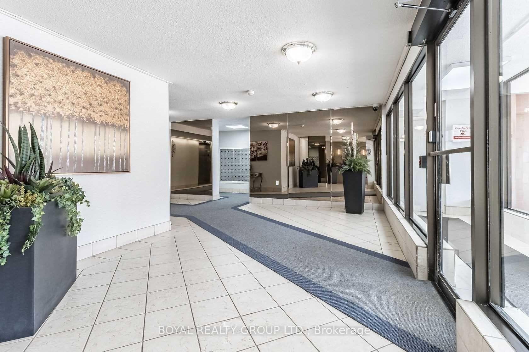 18 Knightsbridge Road Unit 303 - Condo photo 3 of 32 in Brampton, Ontario