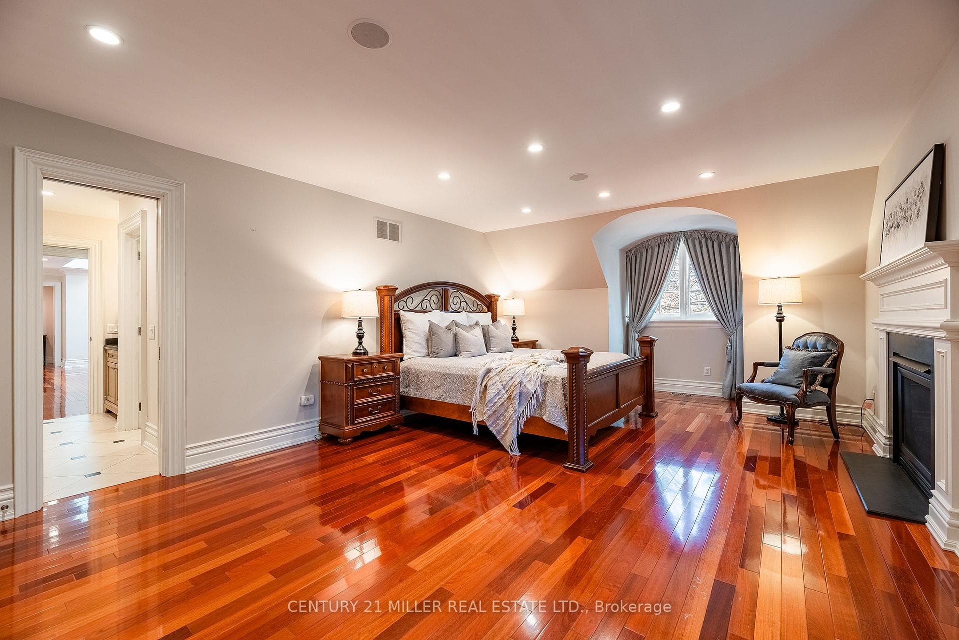 2096 Lakeshore Road - Detached photo 28 of 48 in Oakville, Ontario