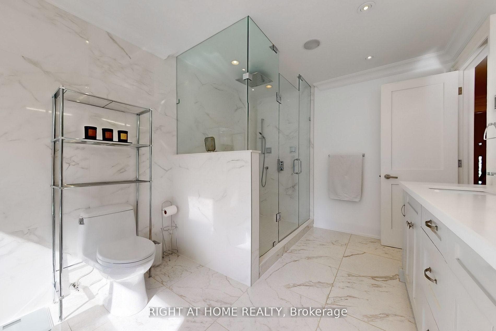 490 Orchard Drive - Detached photo 12 of 22 in Oakville, Ontario